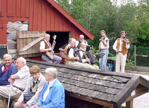 Smedkväll med spelmän vid Kungsgårdens smedja (foto: Lars Forslin)