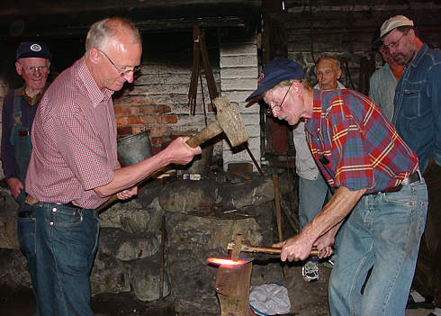 Hästskosmide vid Kungsgårdens smedja (foto: Lars Forslin)